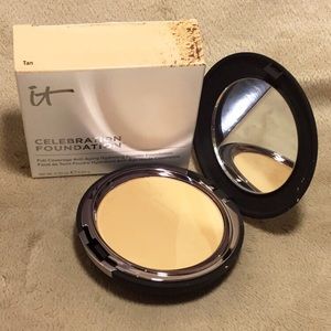 ✨SALE! NWT IT Cosmetics Tan Celebration Foundation